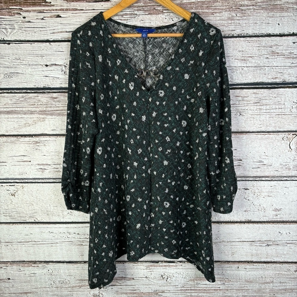 Apt. 9 Size XXL V-Neck Top Shirt Blouse Chain Accent Knit Fabric Shark Bite Hem